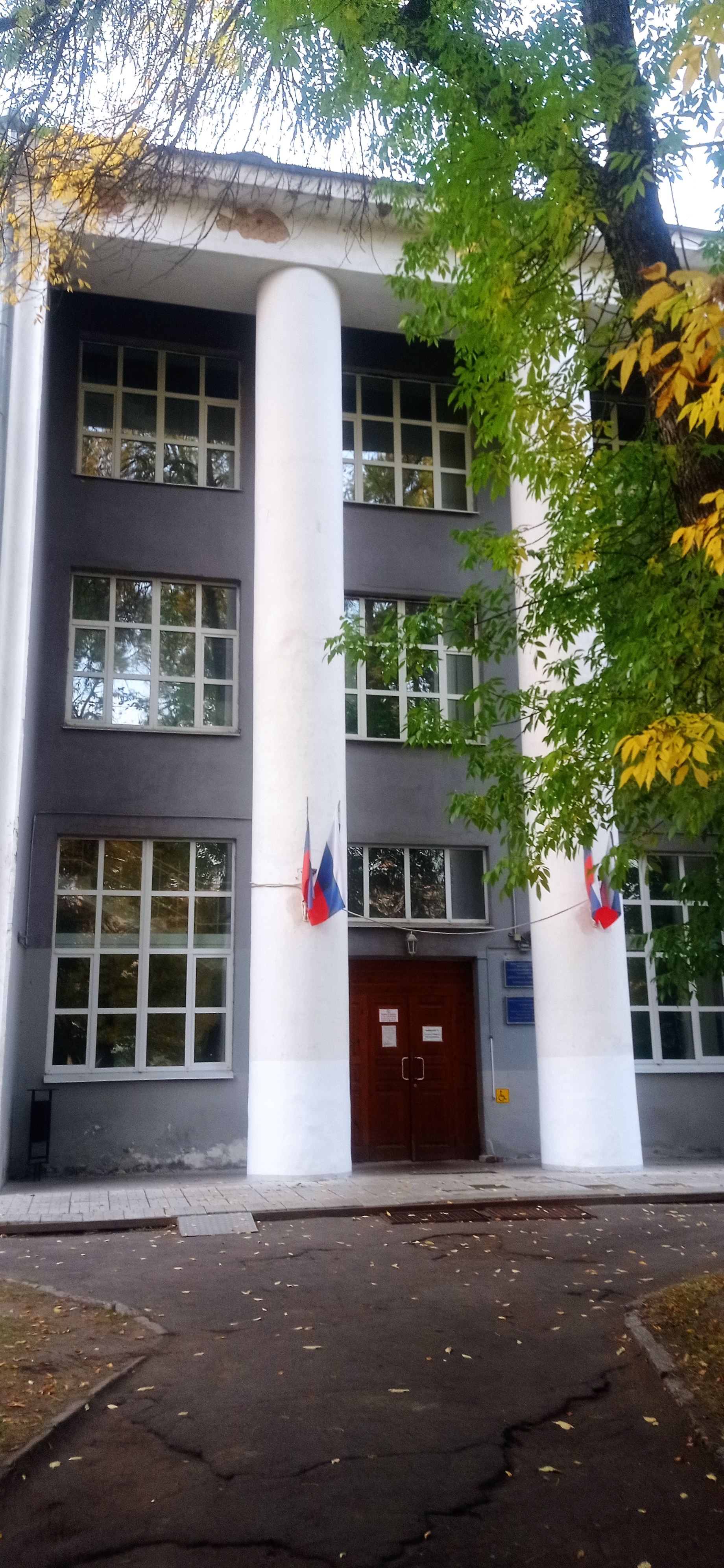 Центральная универсальная научная библиотека в Иваново, вход.