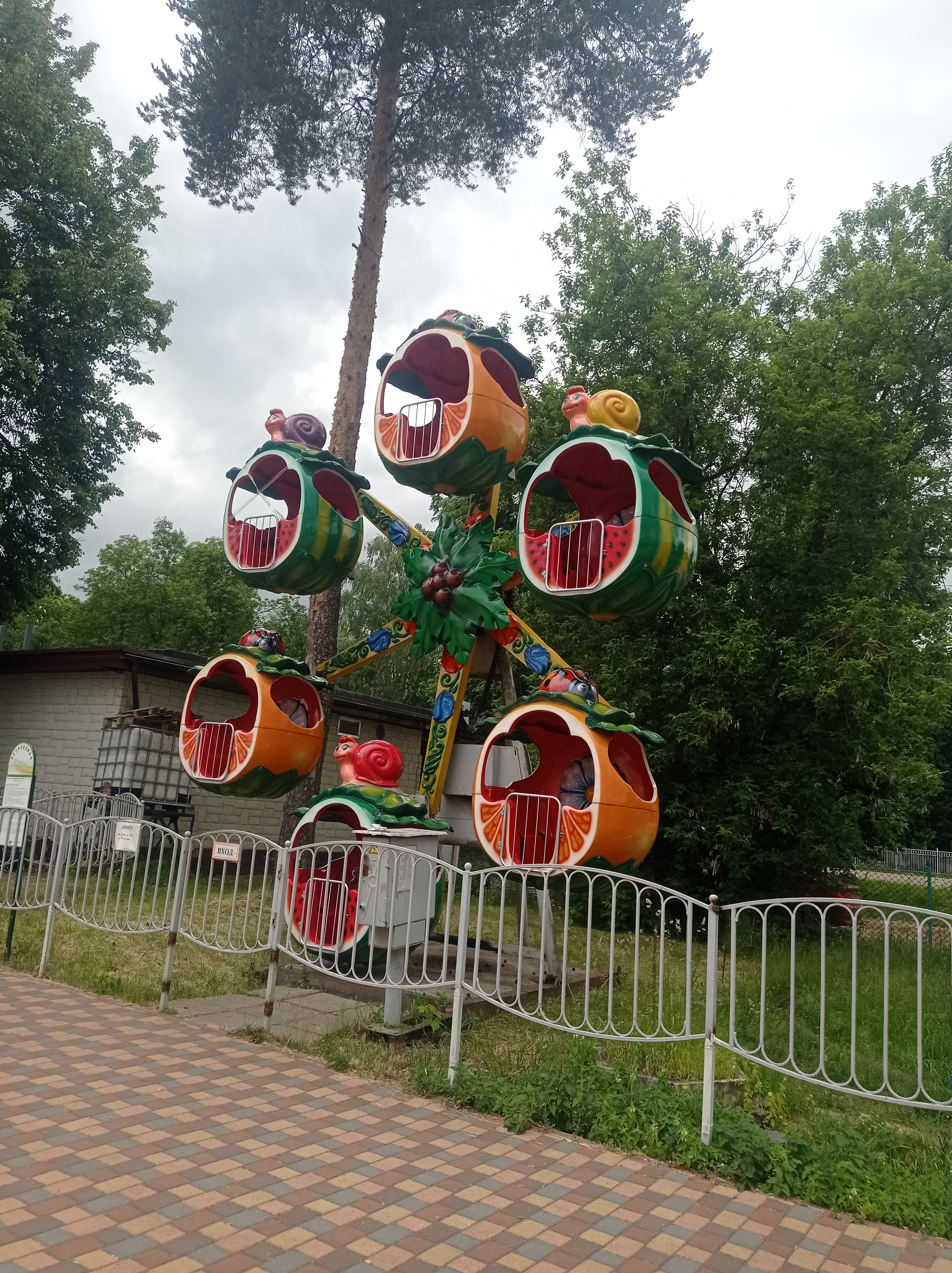 Аттракцион для детей "Ромашка" в парке Степанова.