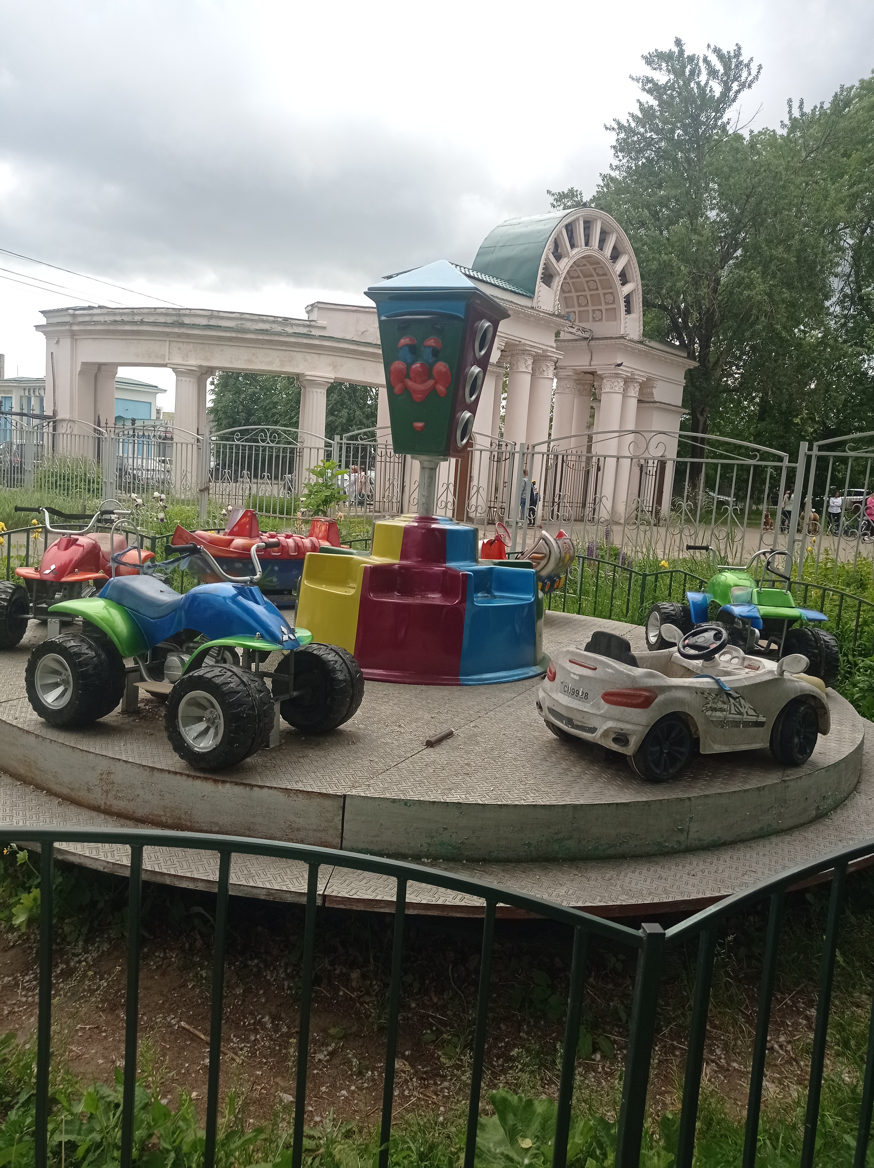 Детский аттракцион, машинки в парке Степанова.